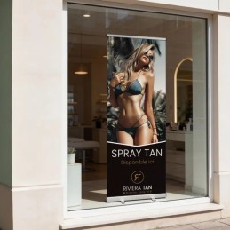 Publicité Spray Tan Riviera Tan en vitrine d'institut de beauté pour attirer la clientèle